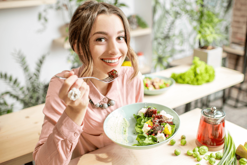 Co jeść latem dla zdrowia zębów i jamy ustnej? Przepisy na zdrowe potrawy i napoje